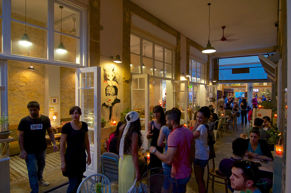 Café pieto in einem Durchgang in Leika Gaitonia in der Altstadt Lefkosia, Nicosia, Zypern