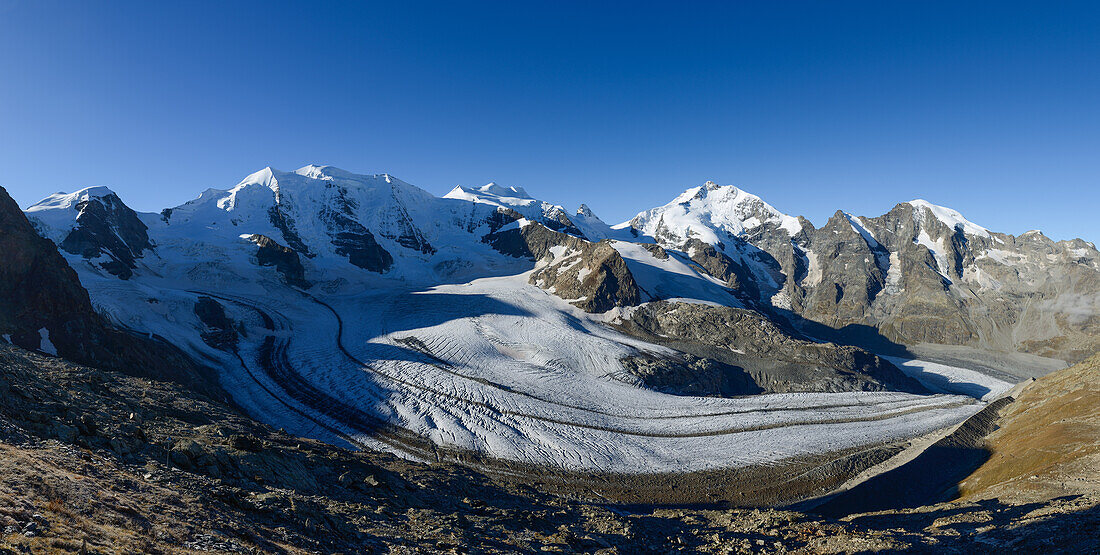 Blick auf die Bernina-Alpen mit Piz Palü (3905 m), Bellavista (3922 m), Piz Bernina (4049 m), Piz Morteratsch (3751 m) sowie Pers- und Morteratschgletscher, Engadin, Graubünden, Schweiz