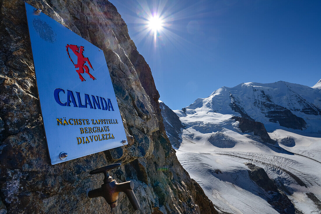 Calanda Zapfhahn im Klettersteig am Piz Trovat mit Blick auf Piz Palü (3905 m) und Persgletscher, Engadin, Graubünden, Schweiz