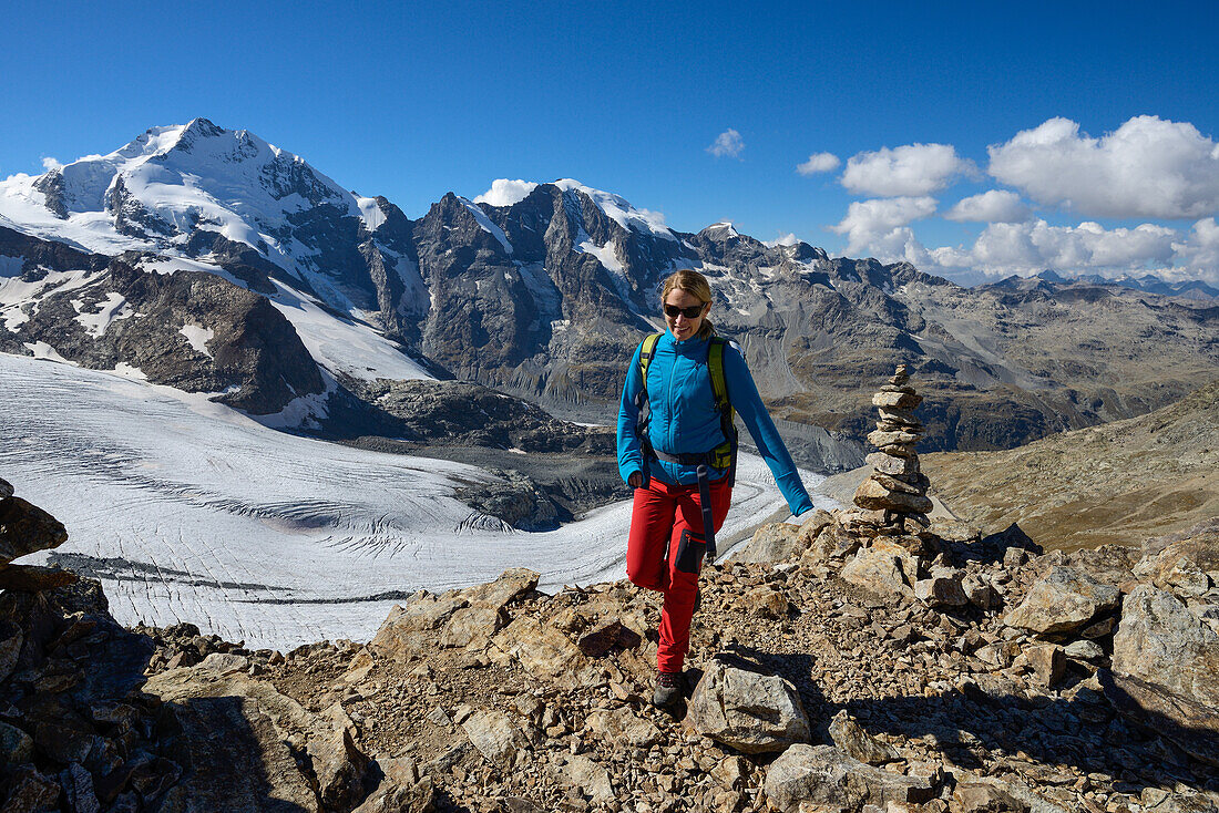 Frau am Gipfel des Piz Trovat (3146 m) mit Blick auf die Bernina-Alpen mit Bellavista (3922 m), Piz Bernina (4049 m), Piz Morteratsch (3751 m) sowie Pers- und Morteratschgletscher, Engadin, Graubünden, Schweiz
