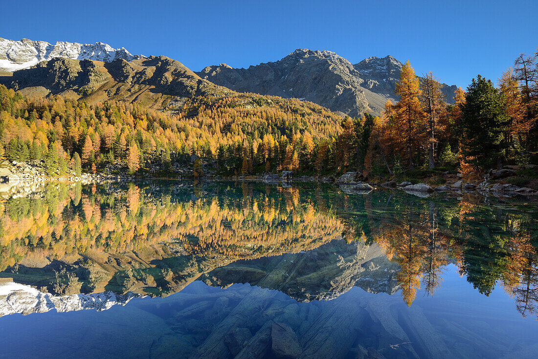 Saoseosee (2028 m) mit Scima di Saoseo (3264 m), Cima da Rugiul (2987 m) und Piz dal Teo (3049 m), Valposchiavo, Graubünden, Schweiz