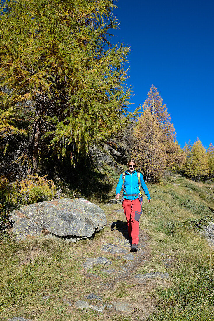 Frau wandert oberhalb des Silsersees, Engadin, Graubünden, Schweiz