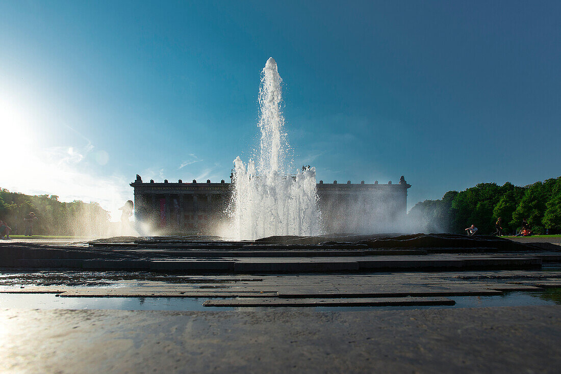 Springbrunnen vor dem Alten Museum im Lustgarten auf der Museumsinsel in Berlin Mitte, Berlin, Deutschland