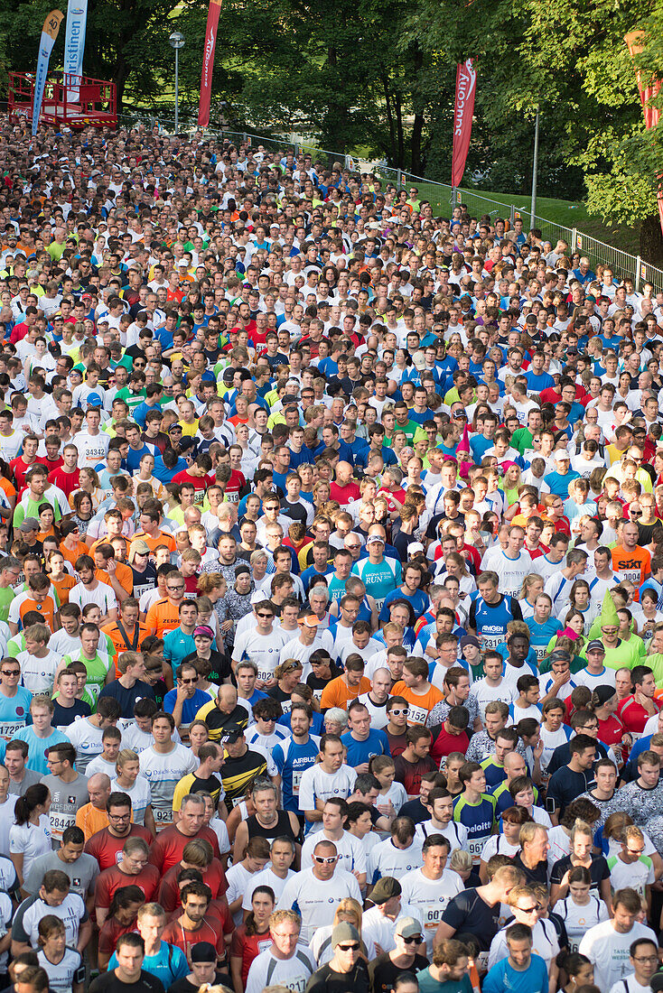 B2Run oder Firmenlauf 2014, Läufer warten auf den Start, aus der Vogelperspektive fotografiert, Olympiapark, München, Bayern, Deutschland