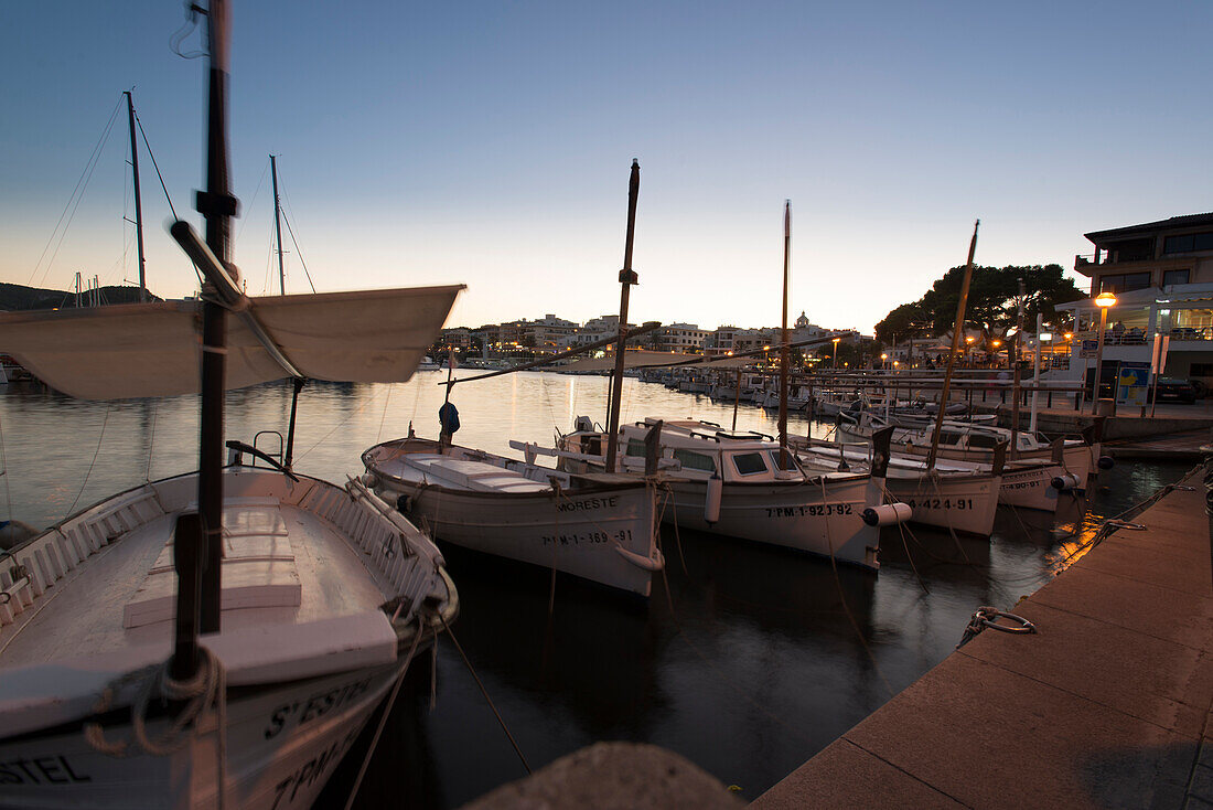 Llauts oder mallorquinische Fischerboote liegen im Hafen von Cala Ratjada am Steg, Cala Ratjada Mallorca, Balearen, Spanien