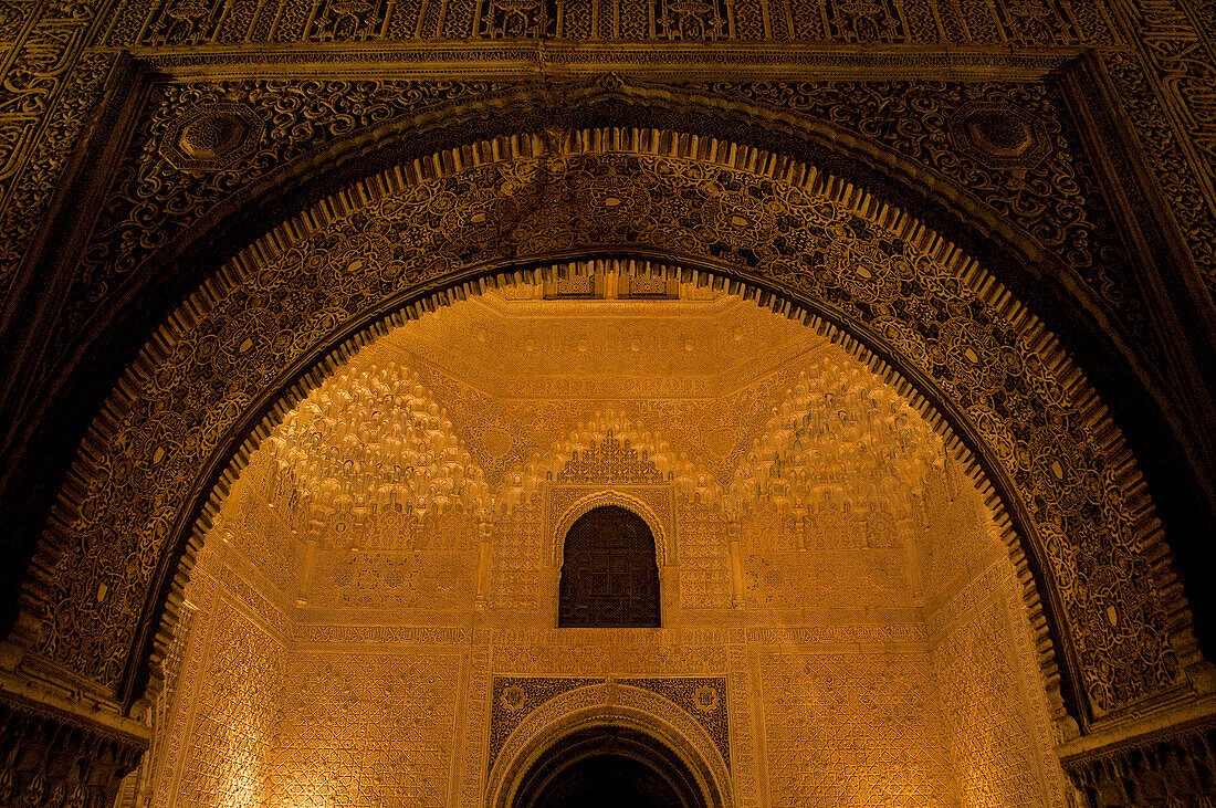 Nächtliche Beleuchtung im Nasriden Palast, Torbogen und maurische Wanddekoration, Alhambra, Granada, Andalusien, Spanien, Europa