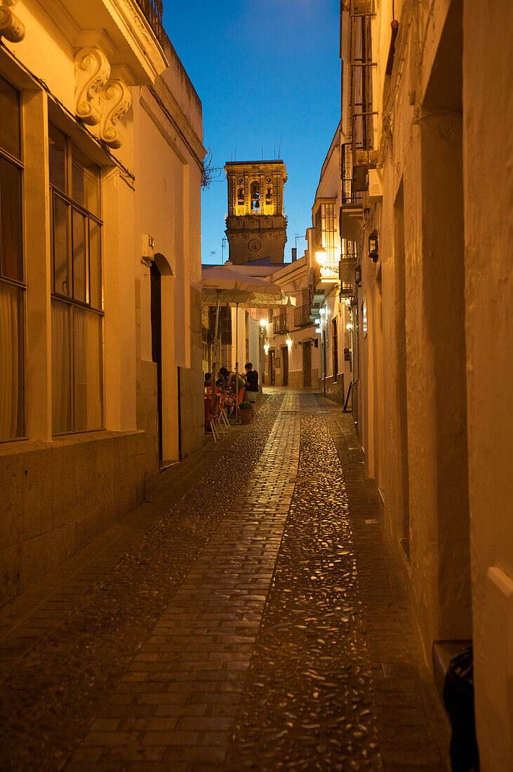 abendliche Gasse, Calle San Pedro, in der weissen Stadt Arcos de la Frontera, Provinz Cadiz, Andalusien, Spanien