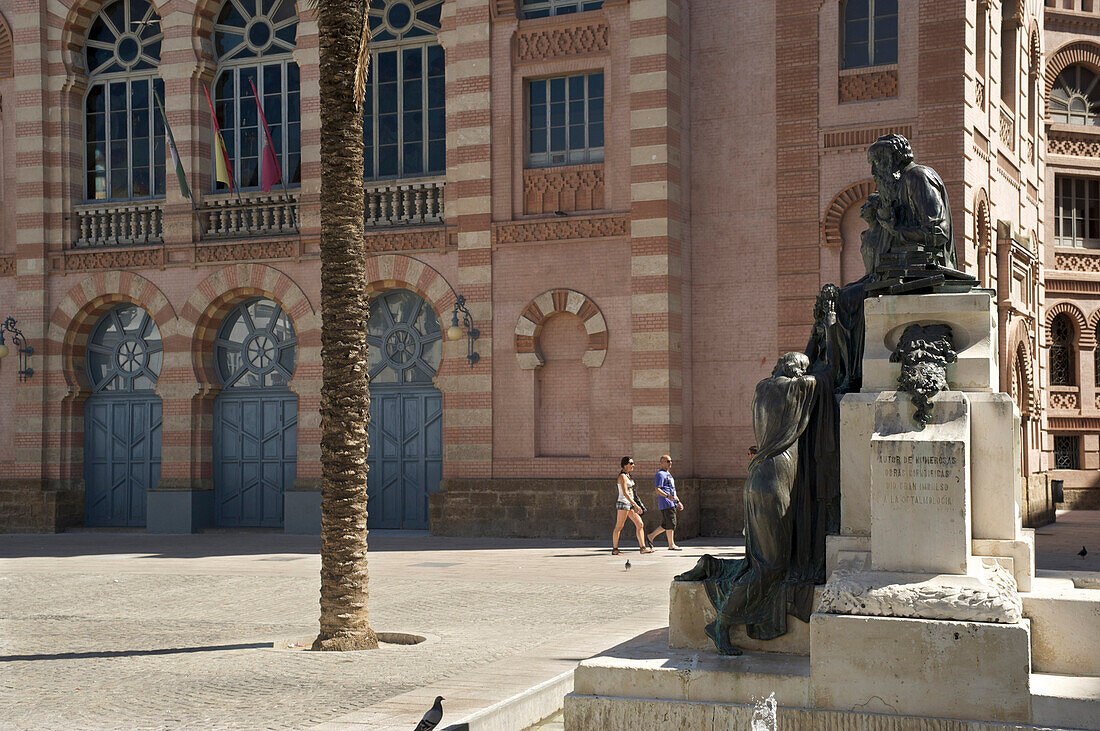 Plaza Fragela, Denkmal vor dem Gran Teatro Falla, Cadiz, Andalusien, Spanien