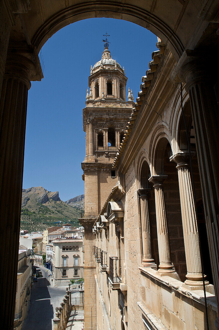 Blick aus einem Fenster der Kathedrale zum Turm und den Bergen über Jaen, Provinz Jaen, Andalusien, Spanien