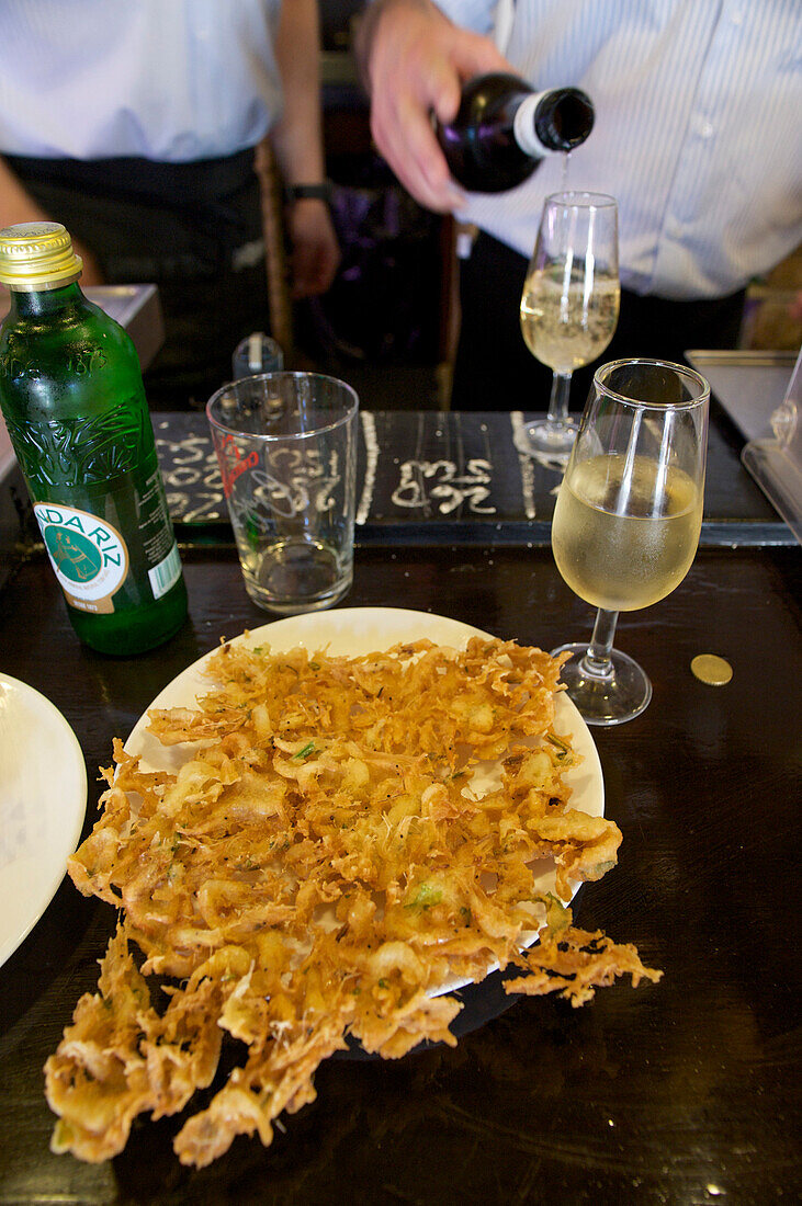 Tapas und Sherry Gläser auf dem Tresen der Bar Casa Balbino in Sanlucar de Barrameda, Provinz Cadiz, Andalusien, Spanien