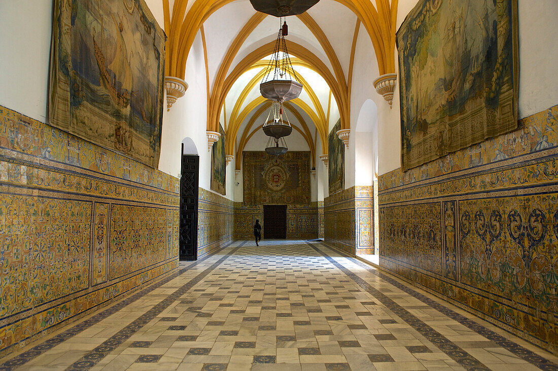 Saal mit Azurejos im Alcazar, Palast Karls V., Sevilla, Andalusien, Spanien