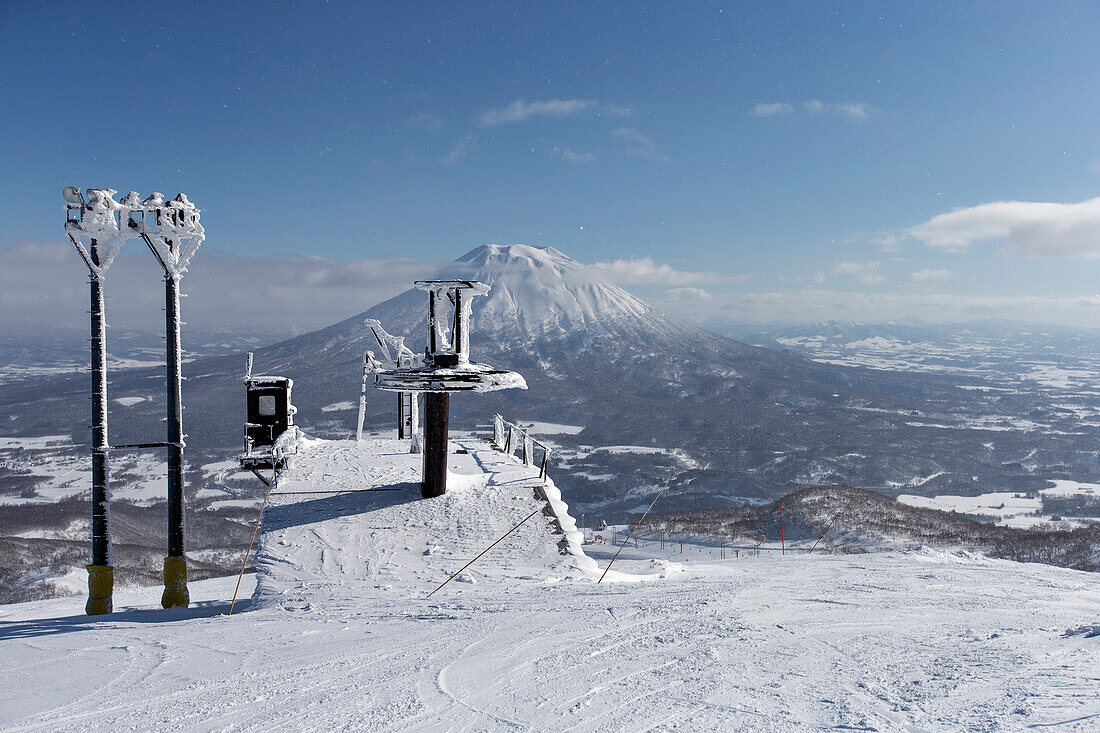 Freeriding on Mt. Niseko An'nupuri - Niseko Hanazone Resort, Kutchan, Hokkaido, Japan.