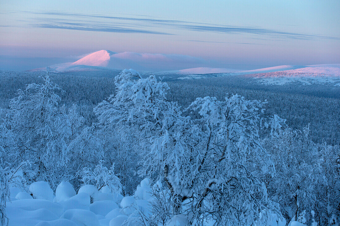 Verschneite Tundra vor der Hochebene der Seven Giants, Burmantovo, Oblast Swerdlowsk, Ural, Russland