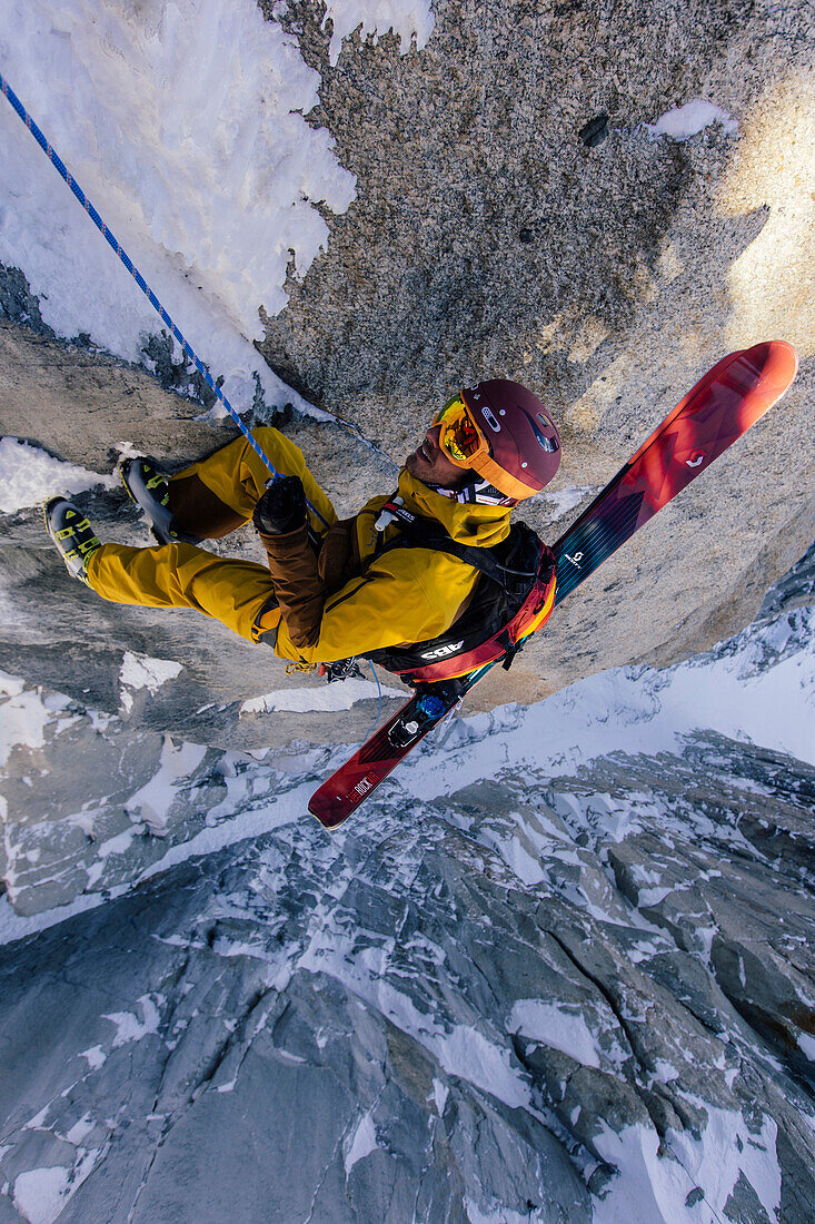 Freerider seilt sich ab an der Aiguille du Midi 3842 m, Chamonix, Frankreich