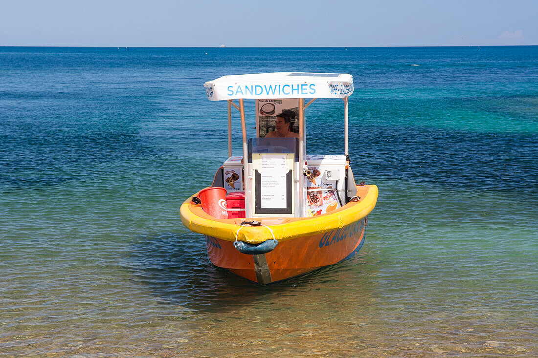 Ein kleines Boot dient als Kiosk und verkauft Sandwiches und Getränke in einer Bucht in der Nähe von Saint-Raphaël, Côte d’Azur, Region Provence-Alpes-Côte d’Azur, Frankreich
