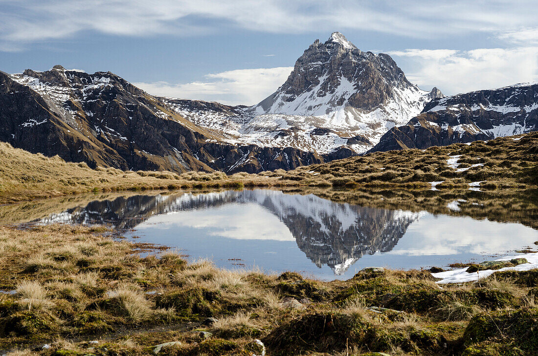 Bergsee unterhalb des Tomülpass, darin spiegeln sich die Grauhörner respektive Pizzas d'Anarosa, Safiental, Bündner Alpen, Kanton Graubünden, Schweiz