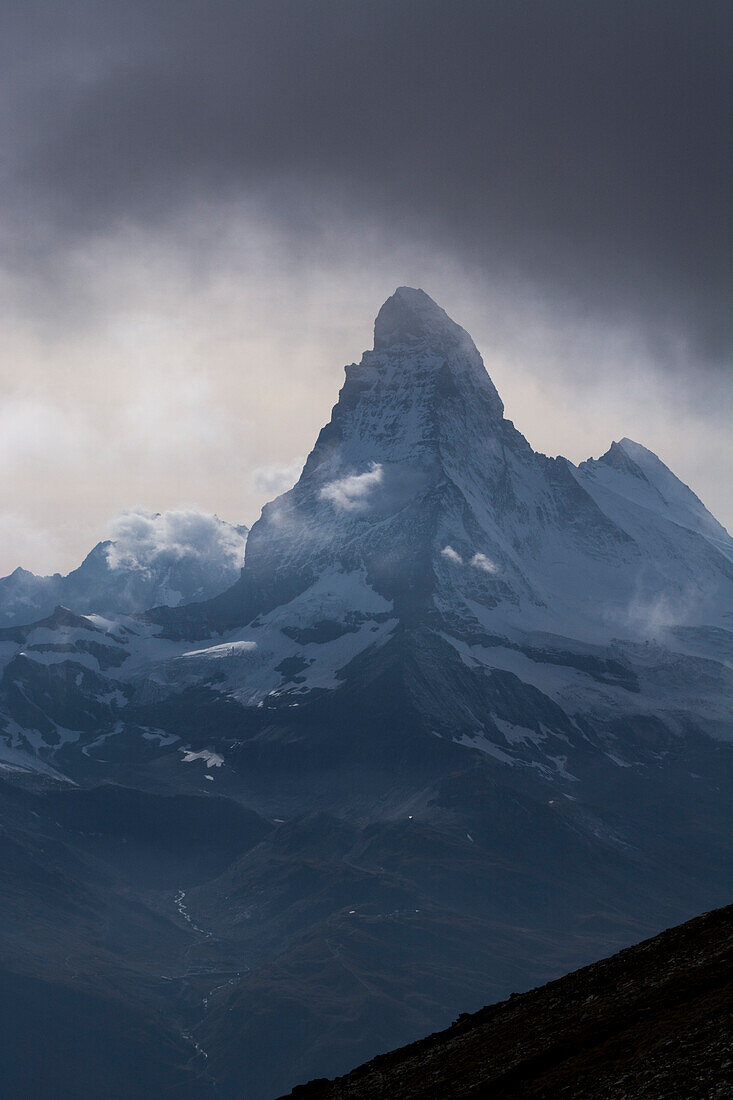 Der Gipfel des Matterhorns unter dunklen Wolken, Walliser Alpen, Kanton Wallis, Schweiz