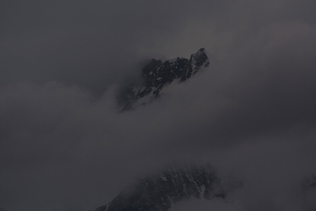 Viertausender in der Dämmerung, Wallis, Schweiz
