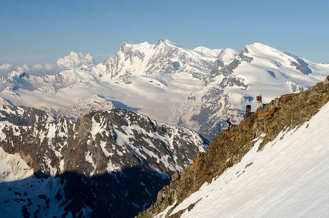Drei Bergsteiger auf dem Südgrat des Weissmies, dahinter, von links nach rechts, Monte Rosa, Lyskamm und Strahlhorn, Walliser Alpen, Kanton Wallis, Schweiz