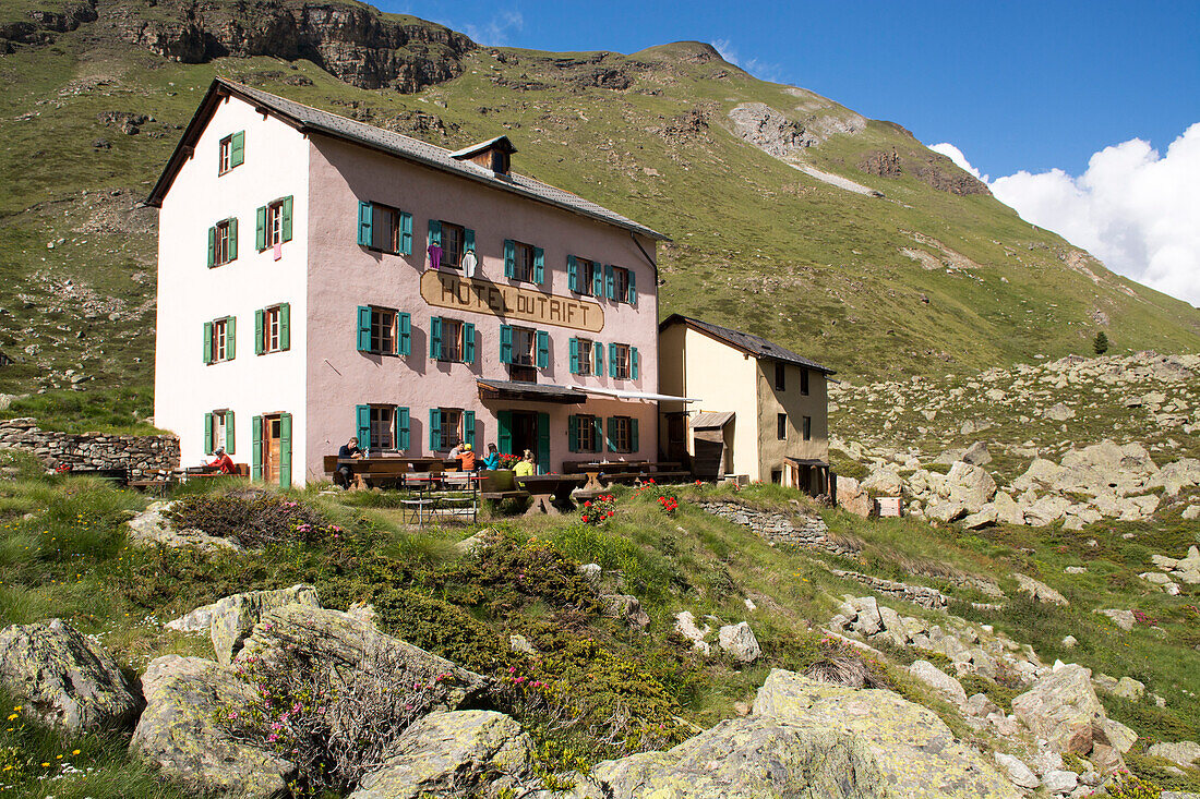 Das Berggasthaus Trift und Besucher auf der Sonnenterrasse, oberhalb von Zermatt, Walliser Alpen, Kanton Wallis, Schweiz