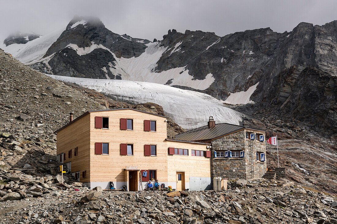 Die Domhütte mit ihrem ursprünglichen Hüttenteil rechts und einem neuen Anbau links, dahinter der Festigletscher, Mattertal, Walliser Alpen, Kanton Wallis, Schweiz