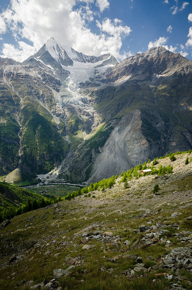 Im Vordergrund der schmale Weg zur Domhütte, dahinter die Europahütte, Blick auf das Mattertal, Weisshorn, Bishorn und Brunegghorn, von links nach rechts, Walliser Alpen, Kanton Wallis, Schweiz