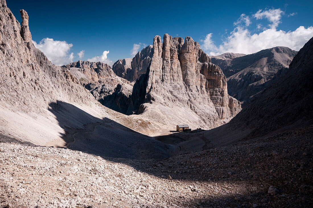 The Gartl Hut or King Albert Hut or Rifugio Re Alberto I, behind it the Vajolet towers, massif of Rosengarten, Dolomites, Trentino Alto Adige, Italy