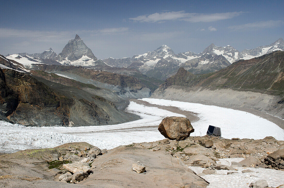 Die Neue Monte-Rosa-Hütte, dahinter der Gornergletscher und, von links nach rechts, Matterhorn, Dent Blanche und Ober Gabelhorn, Walliser Alpen, Kanton Wallis, Schweiz