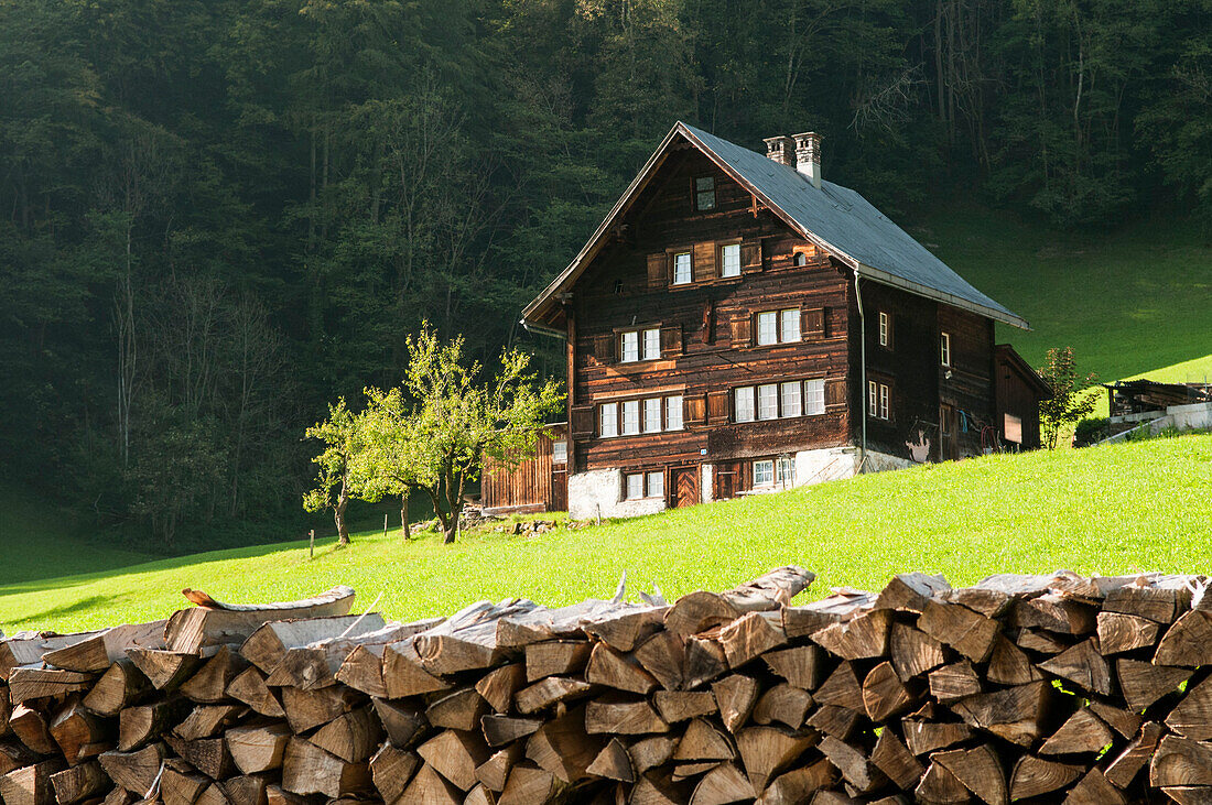 Ein Bauernhaus im Glarnerland, Kanton Glarus, Schweiz