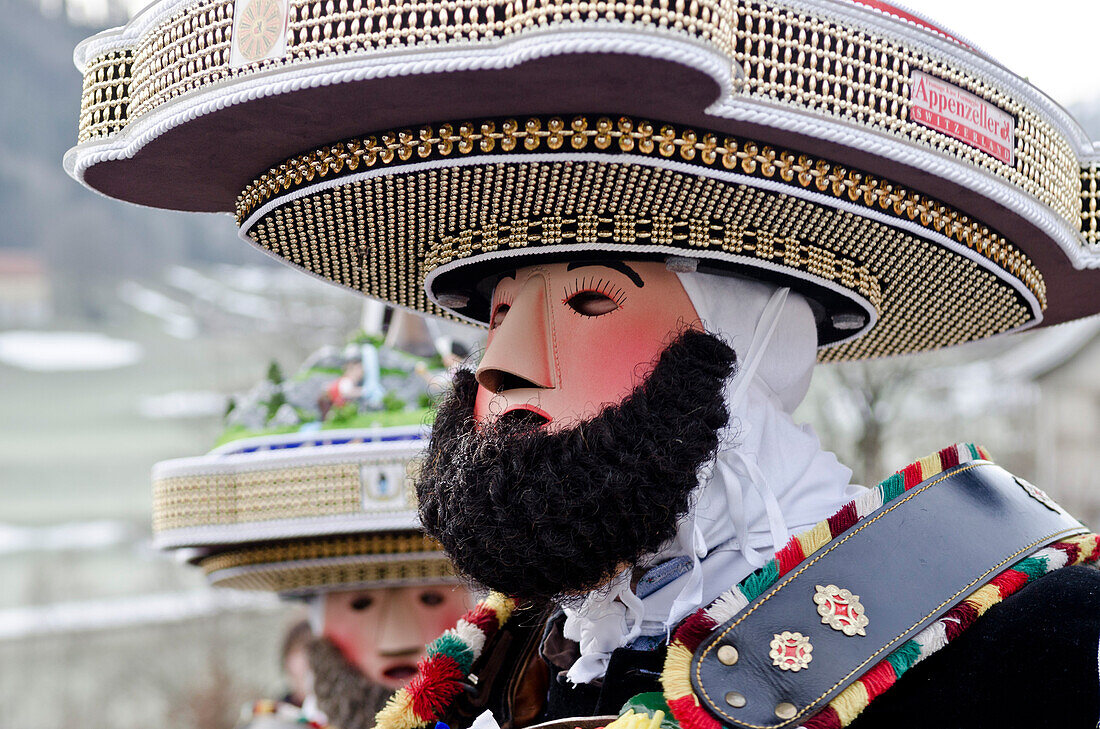 Ein kostümierter Silvesterklaus anlässlich des Brauchs des Silvesterklausens zum Jahreswechsel im Dorf Urnäsch, Kanton Appenzell Ausserrhoden, Schweiz