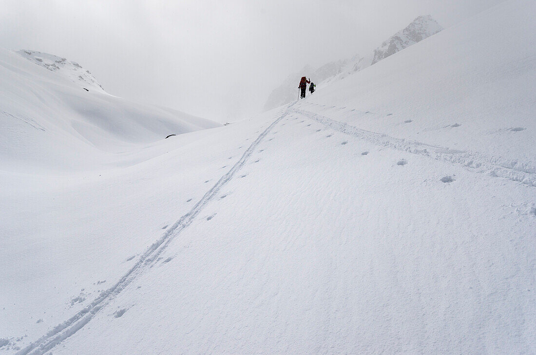 Die Spuren von zwei Skitourengängern vereinen sich, Aufstieg zum Col des Roux und der Cabane de Prafleuri, Walliser Alpen, Kanton Wallis, Schweiz