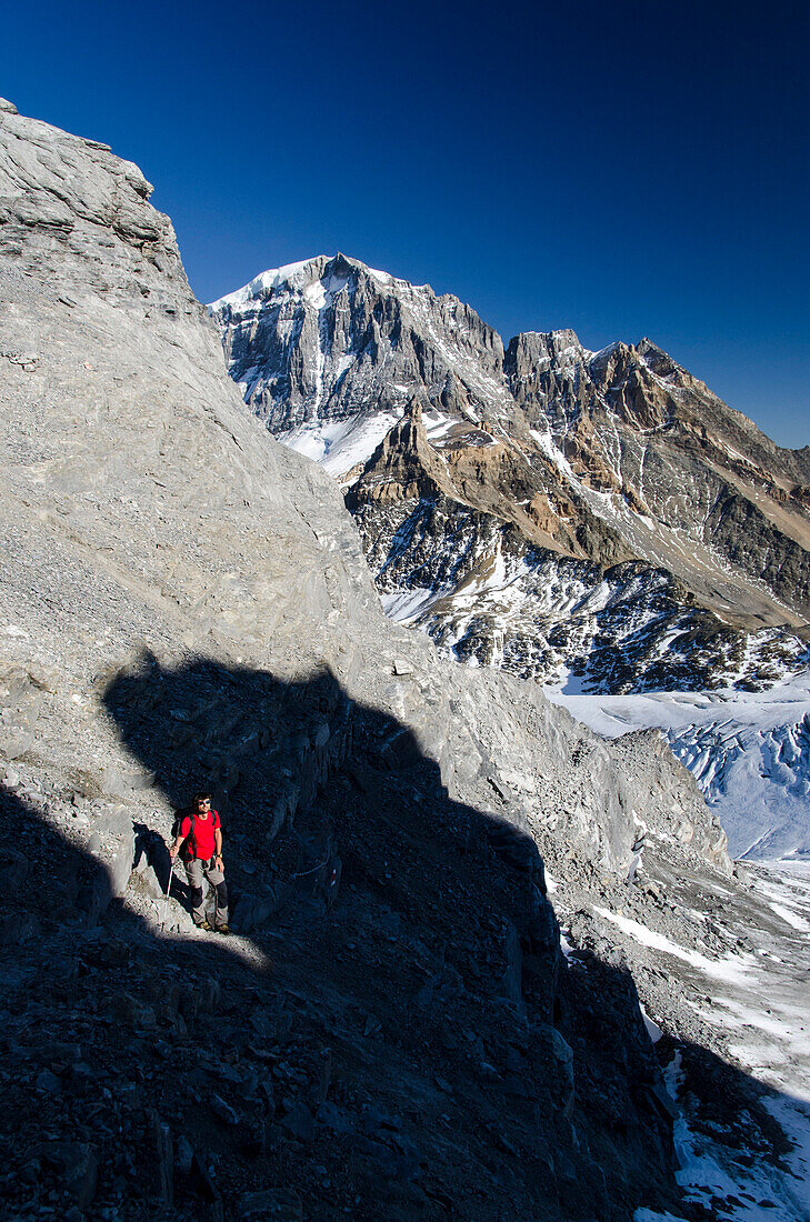 Ein jüngerer Wanderer im weglosen Gelände auf dem Hüttenzustieg zur Planurahütte, im Hintergrund der Tödi, Glarner Alpen, Kanton Glarus, Schweiz