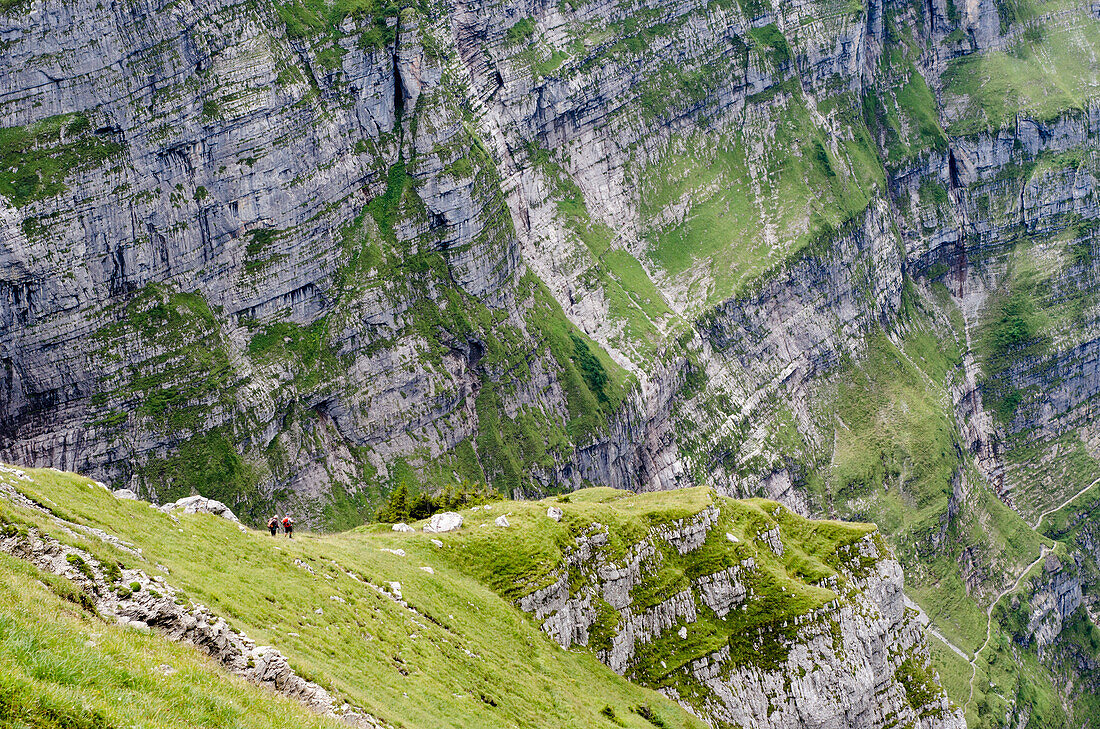 Zwei Wanderer im Abstieg vom Vorder Glärnisch, Glärnisch Massiv, Glarner Alpen, Kanton Glarus, Schweiz