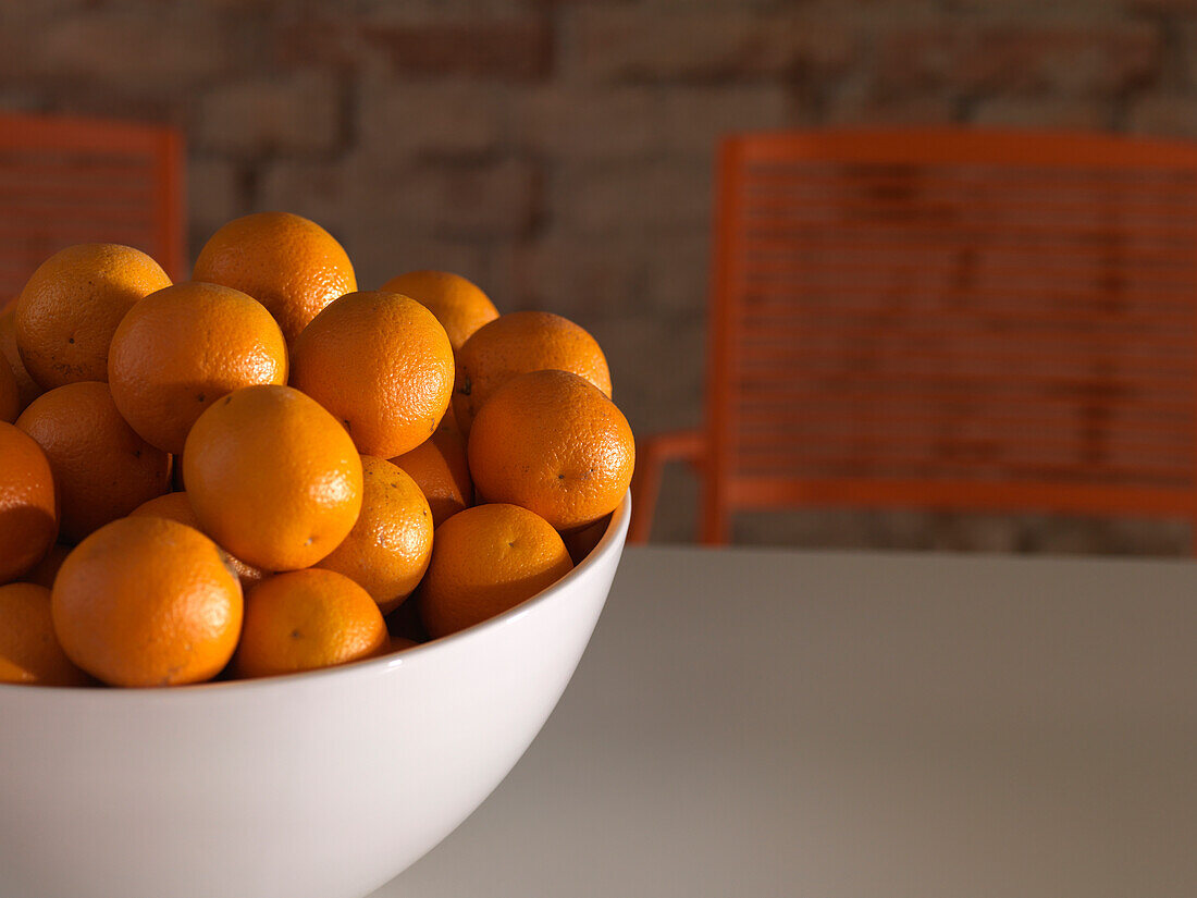 Weiße Porzellanschale mit Orangen