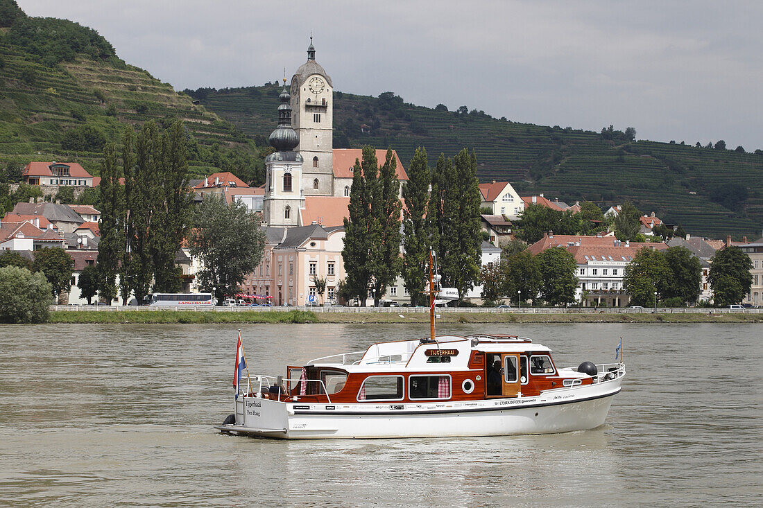 Motorboot auf der Donau vor der Kulisse von Krems, Wachau, Niederösterreich, Österreich