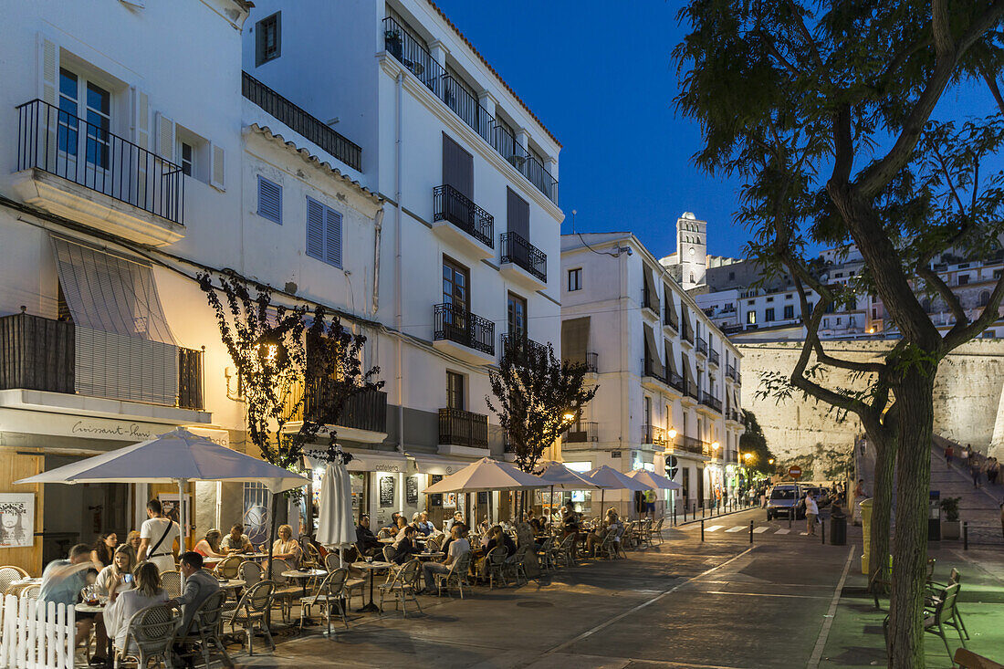 Restaurant in der Altstadt von Eivissa am Abend, Ibiza, Balearen, Spanien