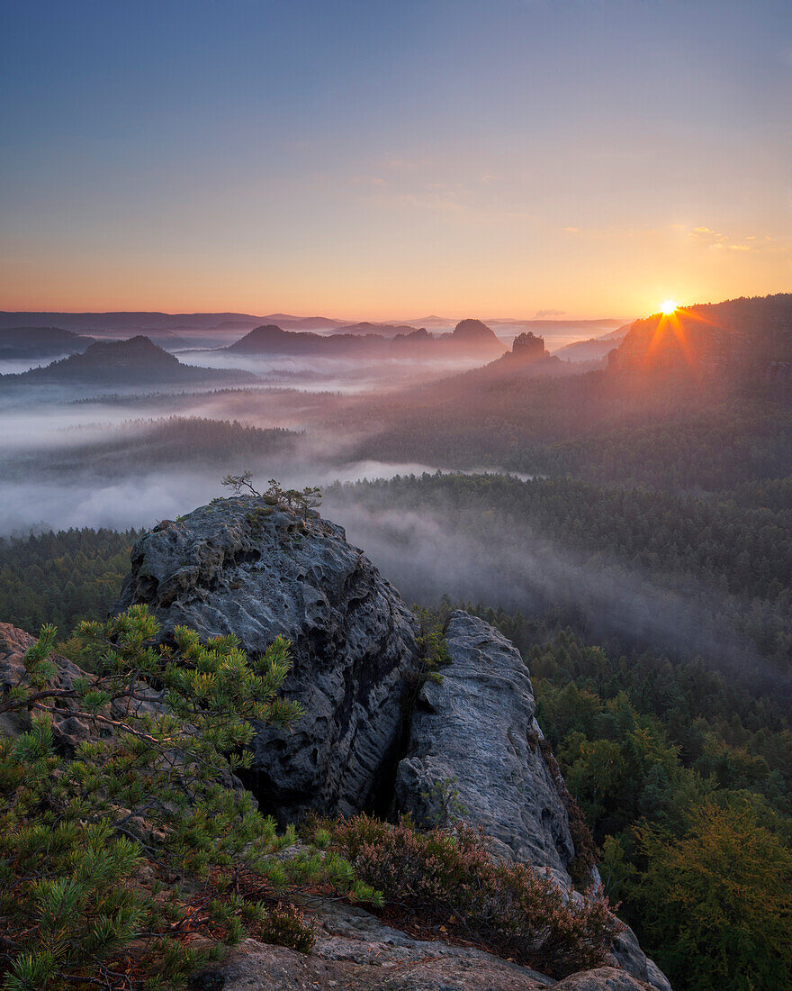 Blick vom Gleitmannshorn über den kleinen Zschand mit Nebel zum Sonnenaufgang mit Felsen im Vordergrund, Kleiner Winterberg, Nationalpark Sächsische Schweiz, Sachsen, Deutschland