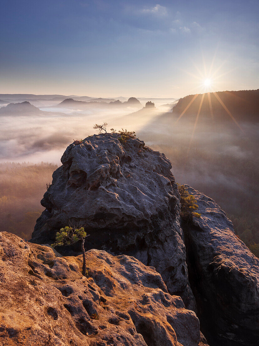 Blick vom Gleitmannshorn über den kleinen Zschand mit Nebel zum Sonnenaufgang  Felsen im Vordergrund, Kleiner Winterberg, Nationalpark Sächsische Schweiz, Sachsen, Deutschland