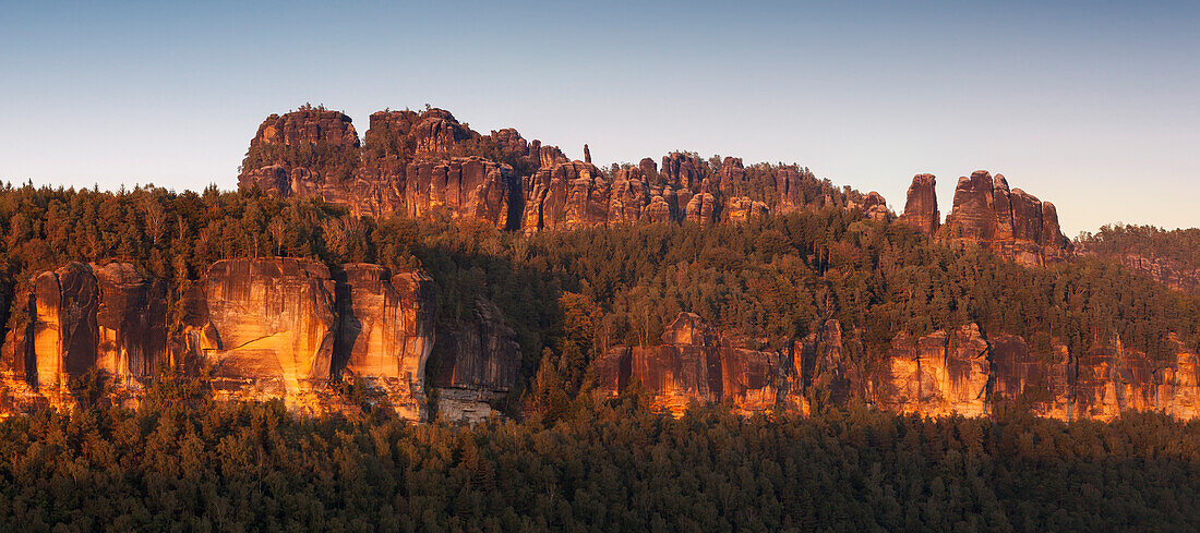 Blick auf Schrammsteine im Abendlicht, Nationalpark Sächsische Schweiz, Sachsen, Deutschland