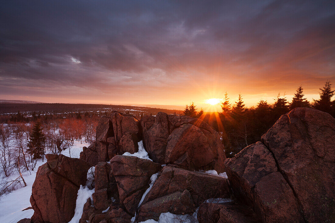 Sonnenuntergang über dem Lugstein und den verschneiten Wäldern des Osterzgebirges im Winter, Zinnwald, Sachsen, Deutschland