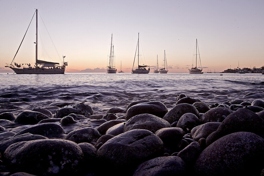 Segelboote im Sonnenuntergang, Dominica, Kleine Antillen, Karibik