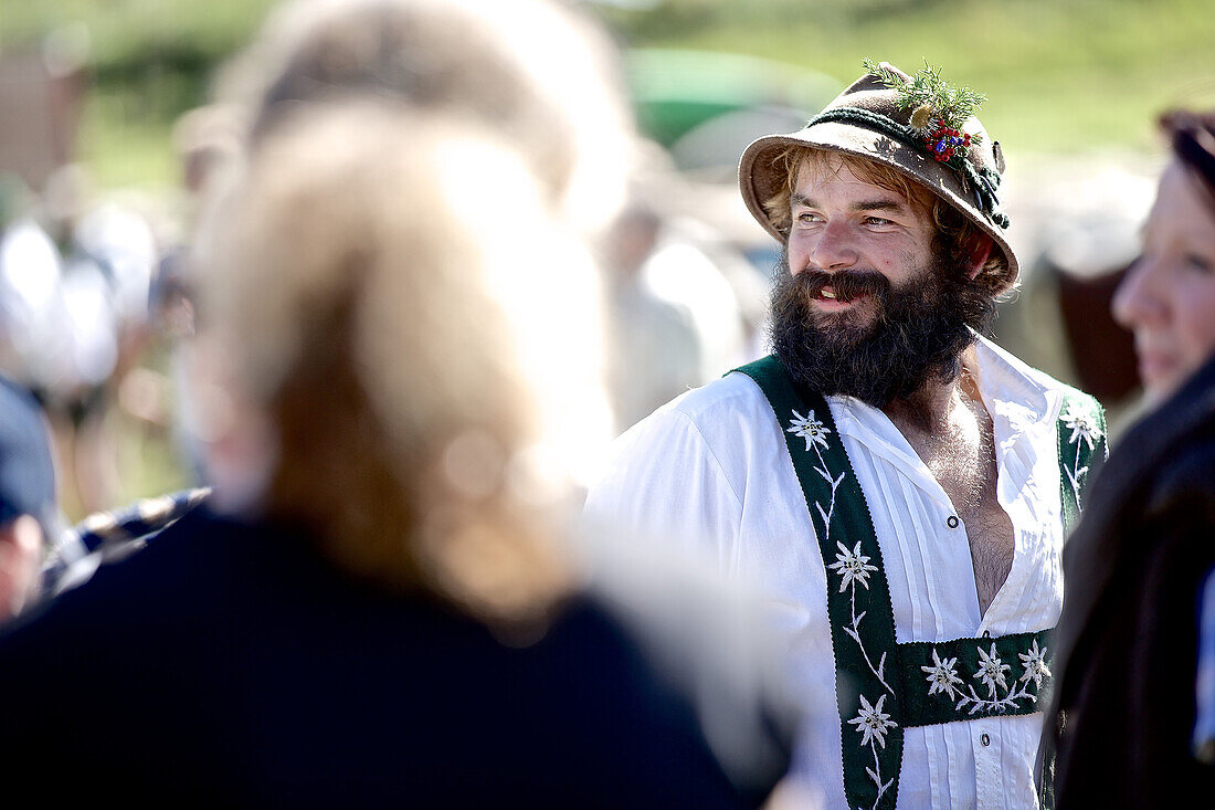 Mann in Tracht beim Viehscheid, Allgäu, Bayern, Deutschland