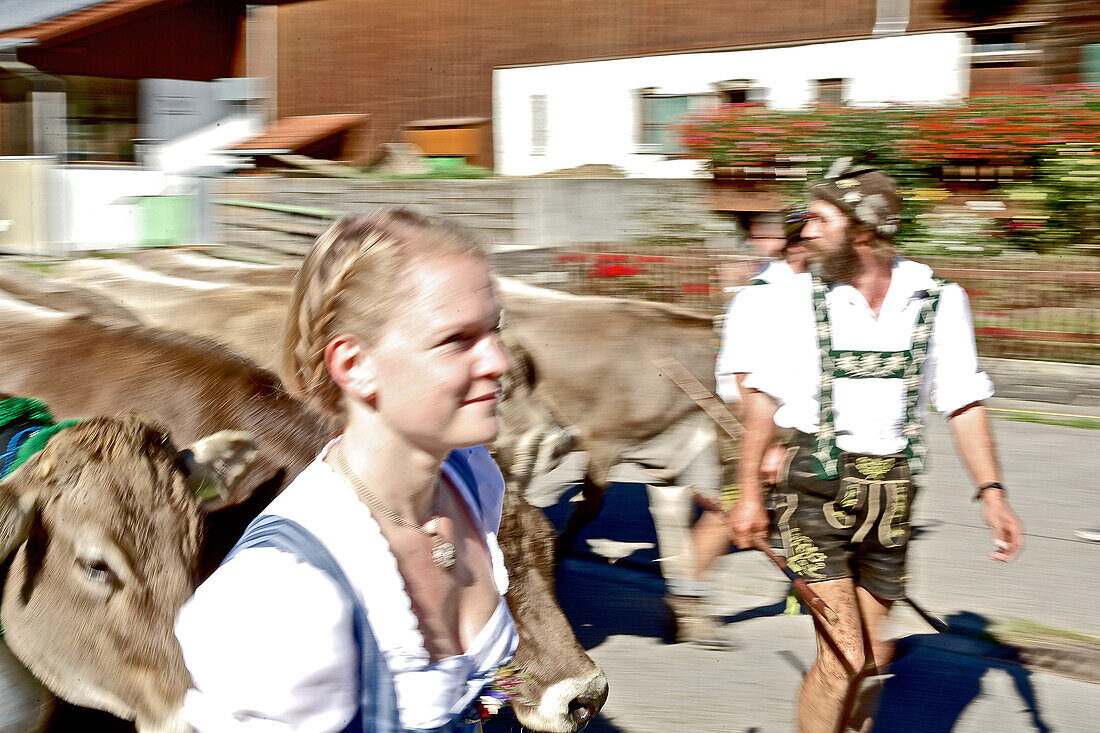 Frau und Mann in Tracht beim Viehscheid, Allgäu, Bayern, Deutschland
