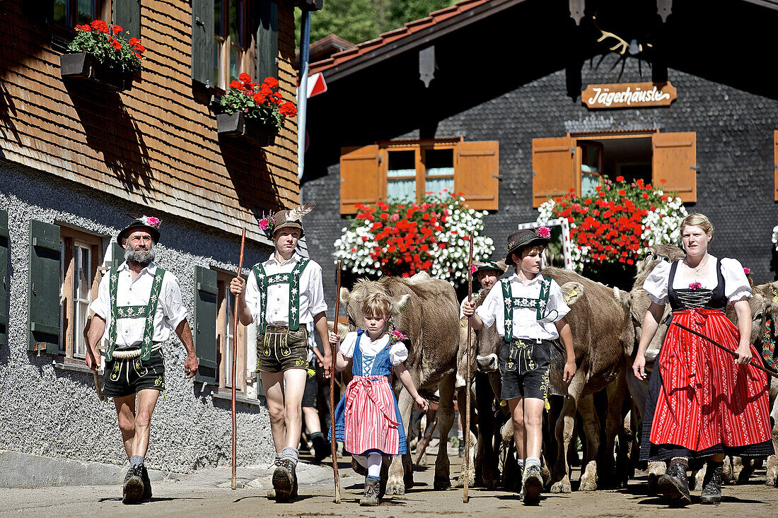 Familie in Tracht beim Viehscheid, Allgäu, Bayern, Deutschland