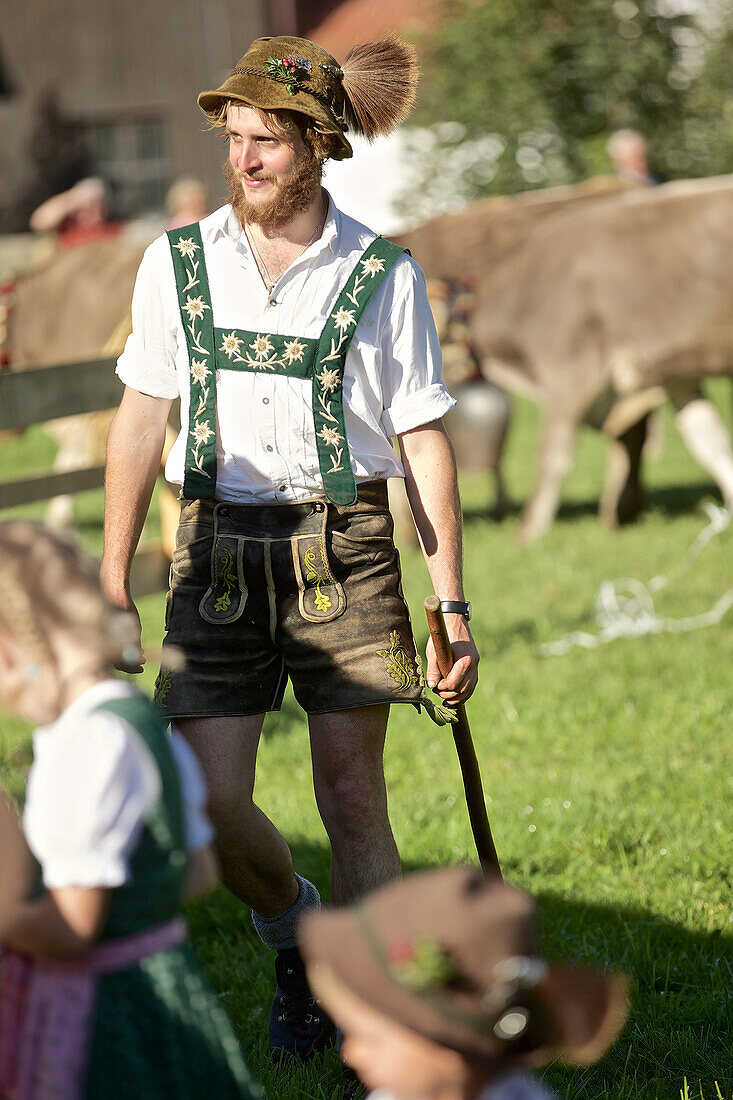 Mann in Tracht beim Viehscheid, Allgäu, Bayern, Deutschland