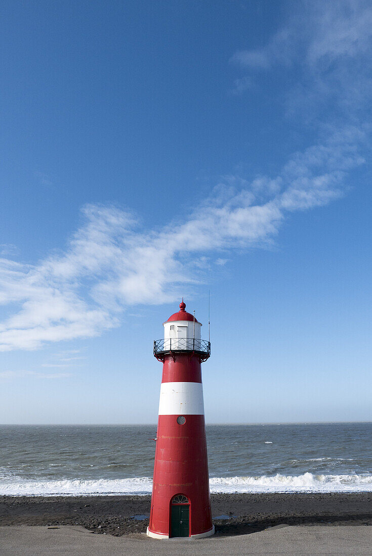 Leuchtturm am Meer, Westkapelle bei Domburg, Nordsee-Küste, Provinz Seeland, Niederlande