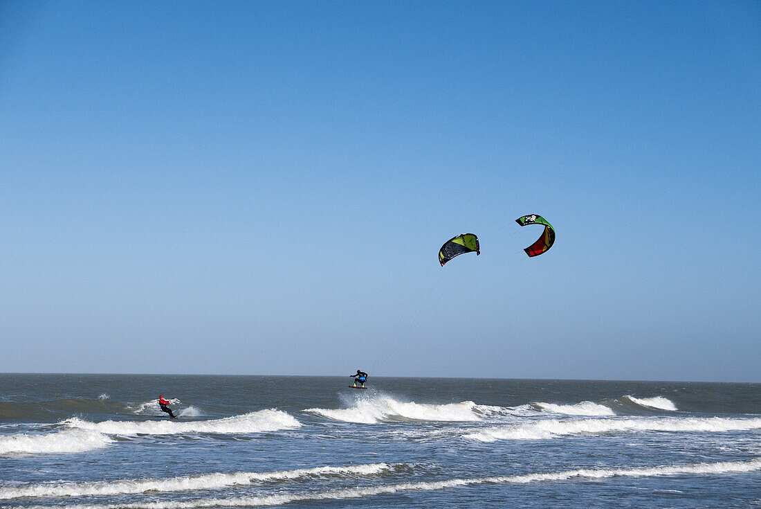 Strand, Kite-Surfer, Windsurfer, Domburg, Nordsee-Küste, Provinz Seeland, Niederlande
