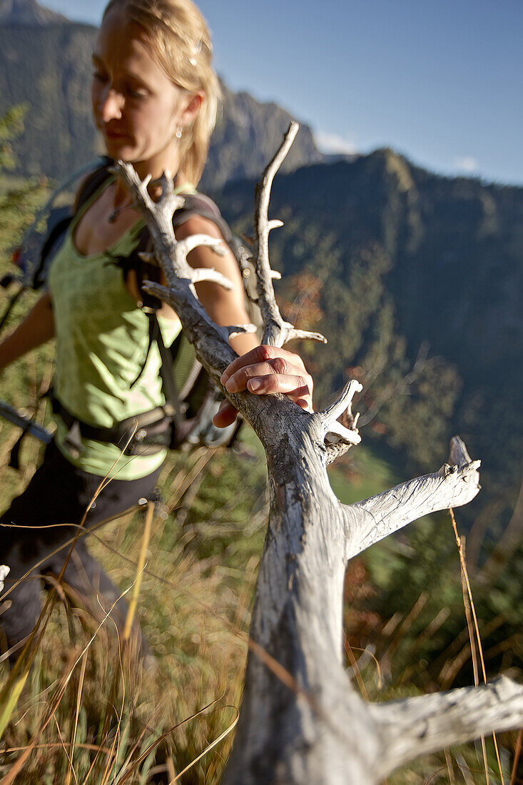 Junge Frau wandert in den Bergen an einem sonnigen Tag, Oberstdorf, Bayern, Deutschland