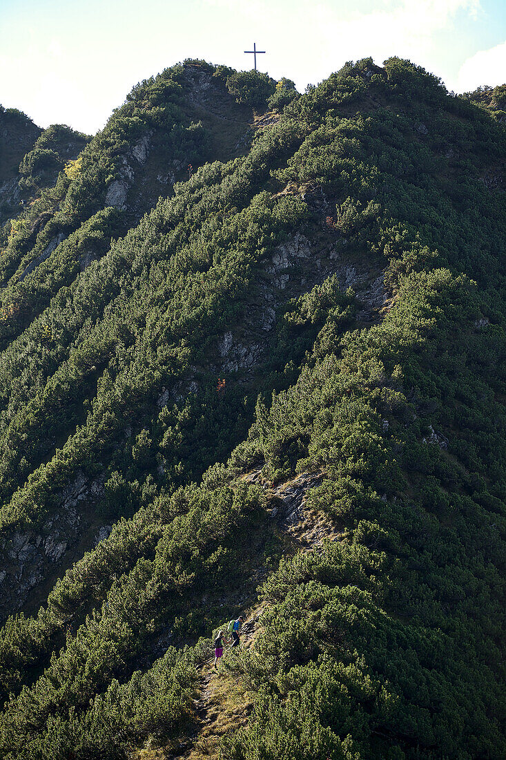 Eine Frau und ein Mann wandern in den Bergen, Oberstdorf, Bayern, Deutschland