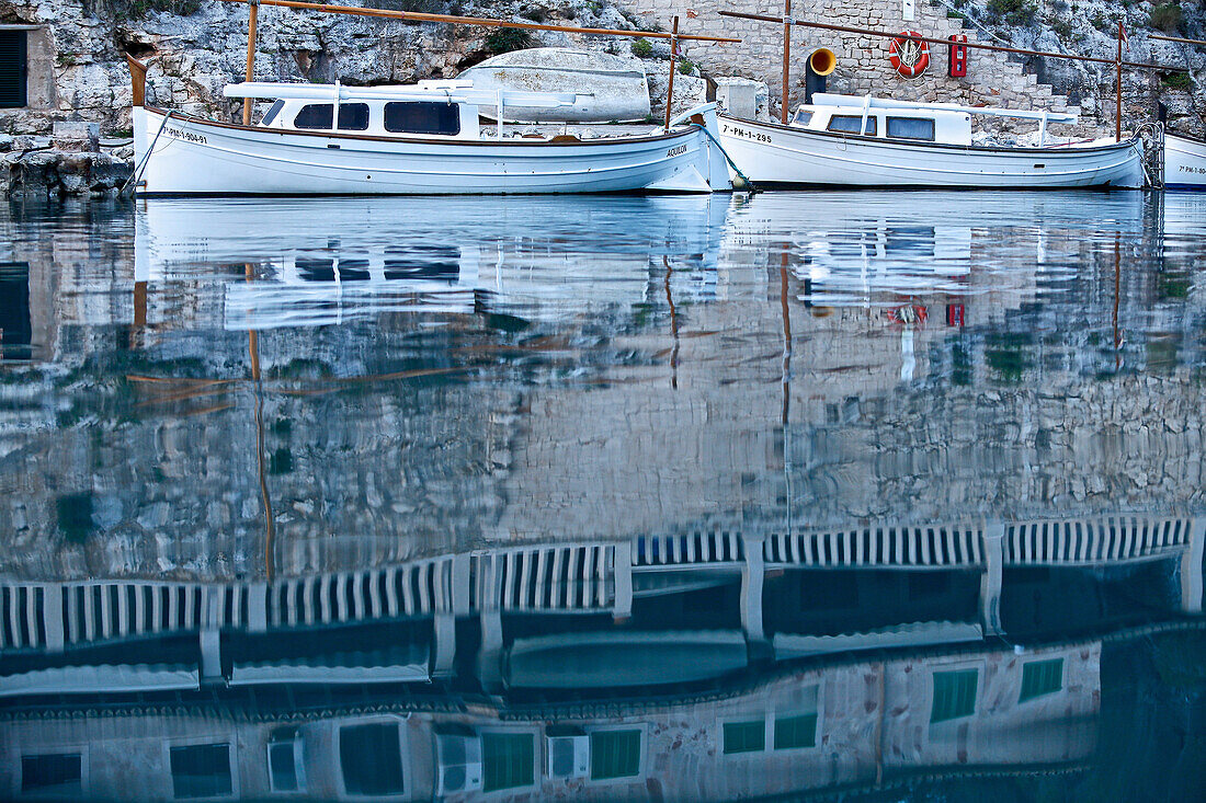 Fischerboote an einem kleinen Hafen, Mallorca, Spanien